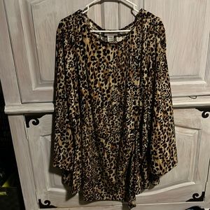 Do not fit. Cute cheetah print Avenue top